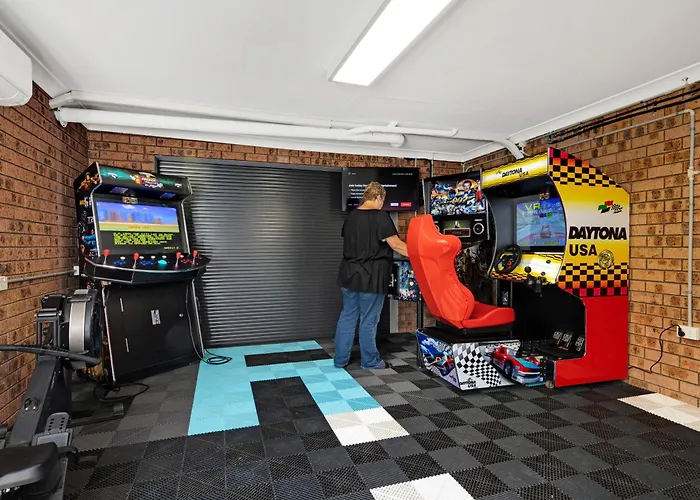 Skyes Beach House - 2 Spas, Sauna, Arcade Games