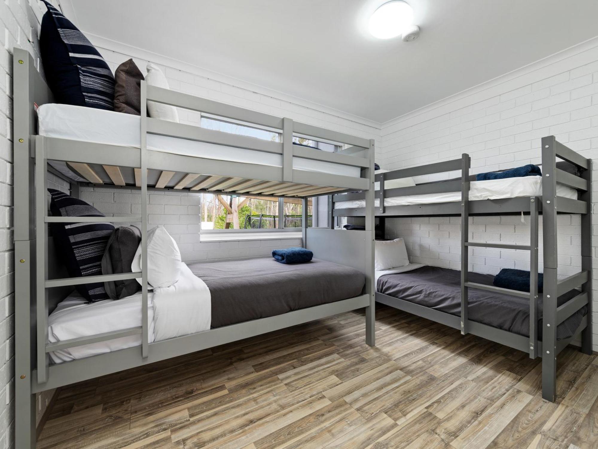 Skyes House - 2 Spas, Sauna, Arcade Games Holiday home Malua Bay