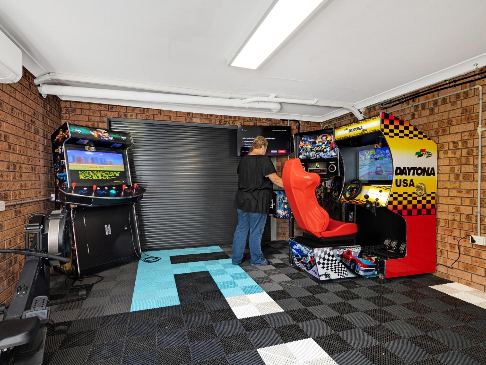 Skyes House - 2 Spas, Sauna, Arcade Games * Malua Bay