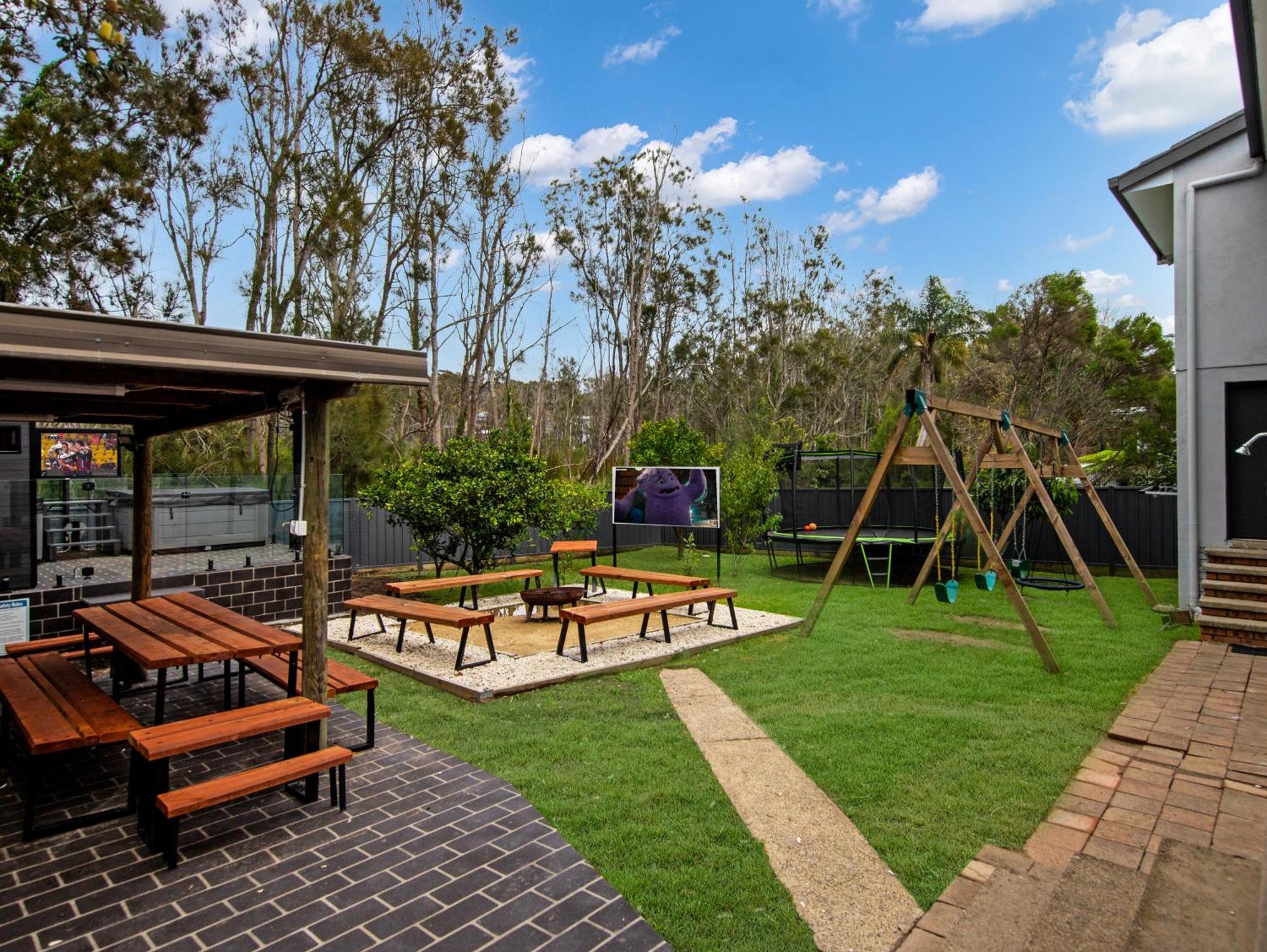 Skyes House - 2 Spas, Sauna, Arcade Games Holiday home Malua Bay